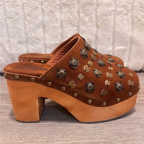 FREE PEOPLE Brown Suede Metal Embellished Slip On Heeled Claudia Clogs Size 8 - Picture 12 of 15